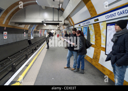 I passeggeri in attesa per la metropolitana la linea di Piccadilly line piattaforma alla stazione di Covent Garden Londra Inghilterra KATHY DEWITT Foto Stock