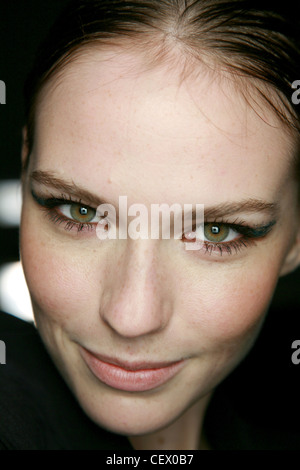 Missoni Milano Backstage Primavera Estate Brunette femmina marrone modello eyeliner lungo la parte inferiore e verde glitter sul coperchio esterno e Foto Stock