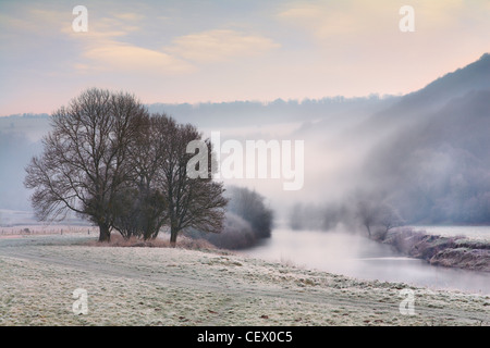 Mist over the river Wye at Bigswier on the Gloucestershire, Monmouthshire border. Foto Stock