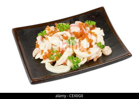 Insalata di mare ar piastrate isolato su uno sfondo bianco Foto Stock