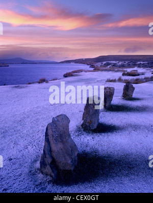 Lago e pietre in piedi su una coperta di neve di montagna. Foto Stock