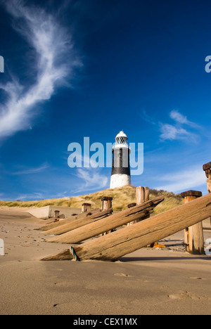 Una vista verso il faro a disprezzare. Spurn testa è la penisola che si allunga tra il Mare del Nord e il fiume Humber su Foto Stock