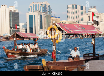 Vista del traghetto Abra sul torrente nel vecchio in Dubai Emirati Arabi Uniti EMIRATI ARABI UNITI Foto Stock