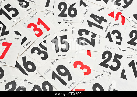 Viele Blätter eines Tagesabreißkalenders liegen nebeneinander | Data di molti fogli da una pagina di un calendario giorno giacciono affiancati Foto Stock