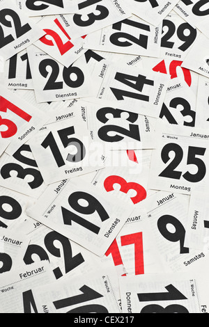 Viele Blätter eines Tagesabreißkalenders liegen nebeneinander | Data di molti fogli da una pagina di un calendario giorno giacciono affiancati Foto Stock