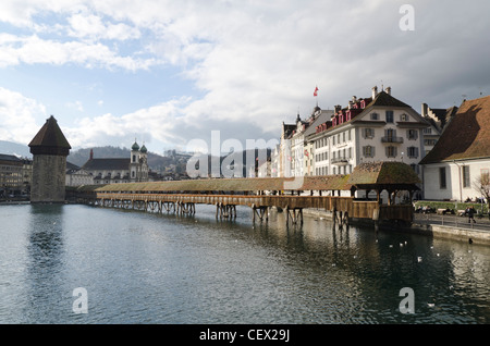 La fotografia rappresenta la vista su Luzern ponte sul lago di Lucerna nel centro della città e gli hotel nelle vicinanze. Foto Stock