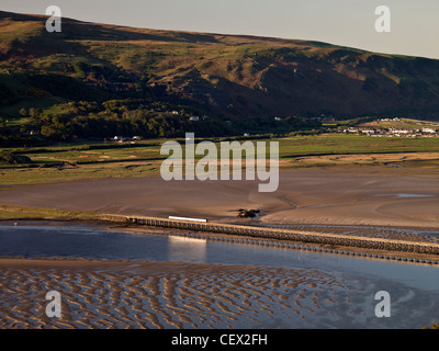 Il treno attraversa Barmouth Bridge (Pont Abermaw), una singola via ferrovia e piedi viadotto aperto nel 1867 attraverso l'Mawddach Estuar Foto Stock