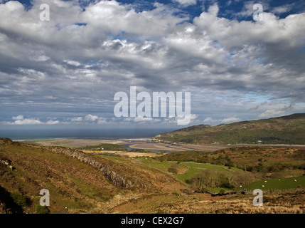 Vista in lontananza la stazione balneare di Barmouth alla foce del Mawddach estuario. Foto Stock