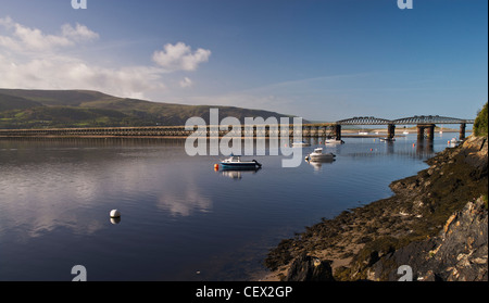 Una vista panoramica di Barmouth Bridge (Pont Abermaw) che copre la Afon Mawddach fiume tra Morfa Mawddach e Barmouth. Foto Stock