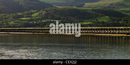 Una vista panoramica di Barmouth Bridge (Pont Abermaw) che copre la Afon Mawddach fiume tra Morfa Mawddach e Barmouth. Foto Stock