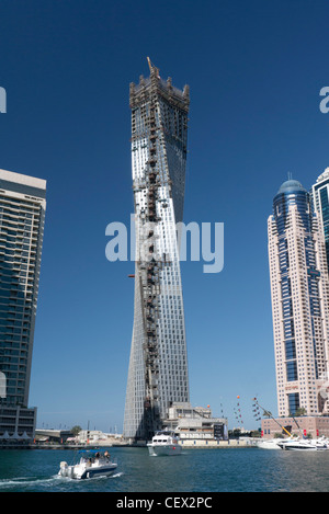Vista del moderno ed alto edificio di appartamenti in costruzione in Marina di New Dubai negli Emirati Arabi Uniti Foto Stock