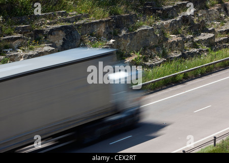 Un camion che viaggiano sulla A417 a doppia carreggiata. Foto Stock