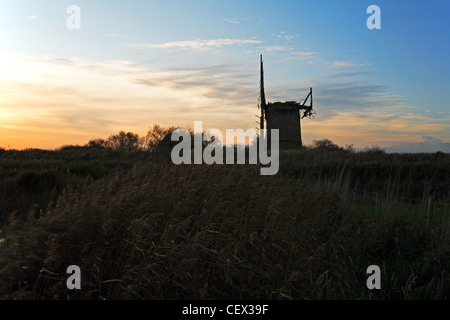 Brograve mulino di drenaggio al tramonto su Norfolk Broads vicino Horsey, Norfolk, Inghilterra, Regno Unito. Foto Stock