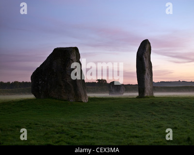 Parte di Avebury Stone Circle, uno dei più grandi d'Europa pietra preistorici cerchi, all'alba. Foto Stock