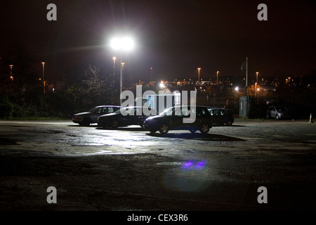Parcheggio illuminato di notte Foto Stock