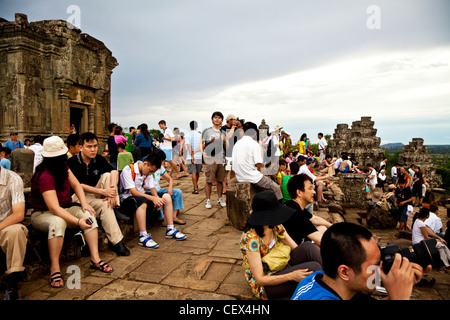 I turisti si sono riuniti sulla cima di Phnom Bakheng temple per guardare il tramonto a Siem Reap, Cambogia Foto Stock