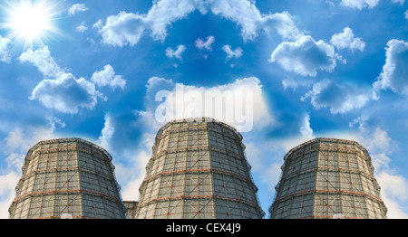 Centrali a carbone con il tubo sul cielo blu sullo sfondo Foto Stock