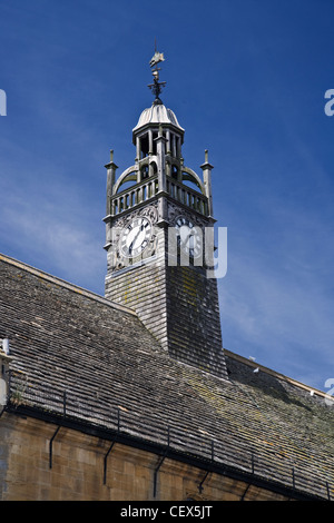 La torre dell orologio sul mercato Hall (Redesdale Hall), eretta nel 1887 da Sir Algernon Bertram Freeman Mitford nella strada alta. Foto Stock