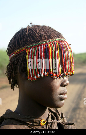 Venuta di età cerimonia Pokot tribù, in Kenya. Queste ragazze sono avviate in femminilità Foto Stock