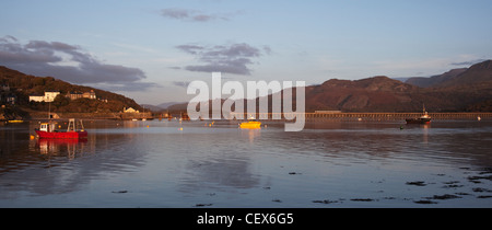 Blaenau Ffestiniog Harbour e ponte ferroviario - un treno è attraversando il ponte. Foto Stock