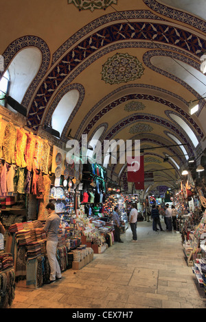 La Turchia; Istanbul; Grand Bazaar, negozi, persone Foto Stock