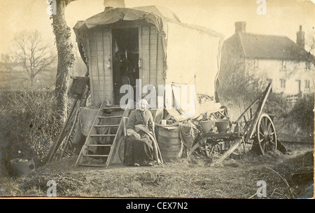 Cartolina di gipsy accanto al suo carro e attrezzature Foto Stock