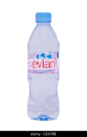 Una bottiglia di Evian acqua minerale naturale su sfondo bianco Foto Stock