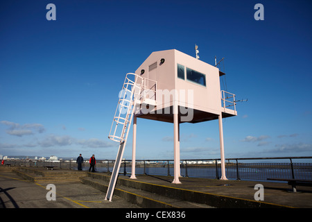 Rosa della torre di vedetta sulla Baia di Cardiff Barrage, Cardiff Wales, Regno Unito Foto Stock