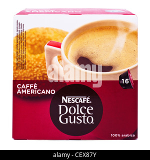 Una scatola di Nescafe Dolce Gusto caffè americano cialde di caffè per un distributore di bevande su sfondo bianco Foto Stock