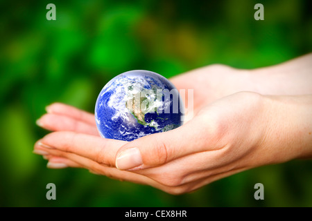 Le mani umane tenendo attentamente il pianeta Terra. Mondo di vetro Foto Stock