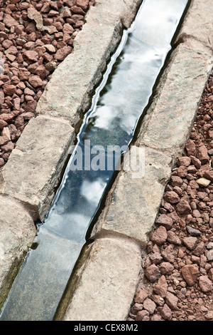 Vista dettagliata del canale dell'acqua riflettente funzione sky & nuvole nel cortile in ingresso al Centro Culturale San Pablo Messico Oaxaca Foto Stock