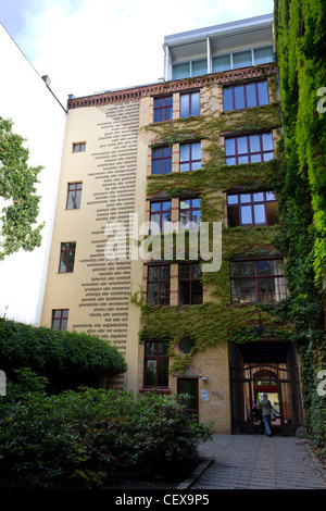 Sophie-Gips-Höfe, restaurato quartiere Mitte di Berlino, con il testo sulla parete, Germania Foto Stock