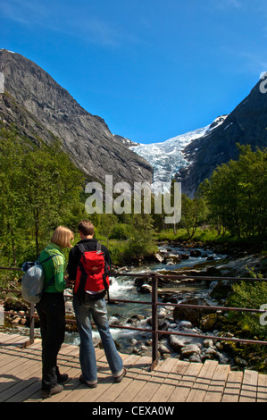 I turisti a piedi per il ghiacciaio Briksdalbreen Briksdal vicino Olden Stryn Sogn og Fjordane Norvegia Foto Stock