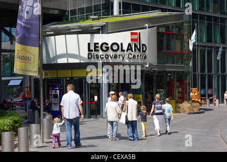 Genitori e figli rubrica a LEGOLAND Discovery Centre, Potsdamer Platz, Berlin, Germania Foto Stock