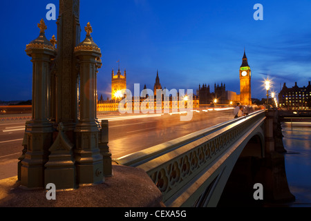 Una vista notturna su Westminster Bridge con il Big Ben a distanza Foto Stock