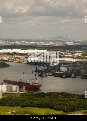 Autocisterna di carburante in bayou lungo il Porto di Houston con lo skyline di Houston in distanza. Visto da San Jacinto Battleground. Foto Stock