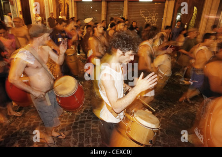 Strada Notte Dancing con batteristi, San Telmo, Buenos Aires, Argentina Foto Stock