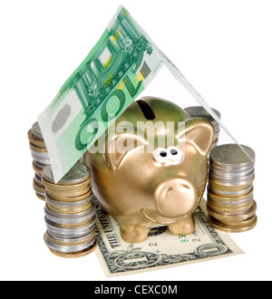 Un golden moneybank sotto le monete banconote ant house Foto Stock