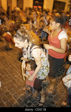 Strada Notte Dancing con batteristi, San Telmo, Buenos Aires, Argentina Foto Stock