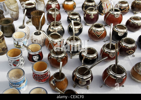 Mate tazze tè al mercato di Antiquariato, Plaza Dorrego, San Telmo, Buenos Aires, Argentina Foto Stock