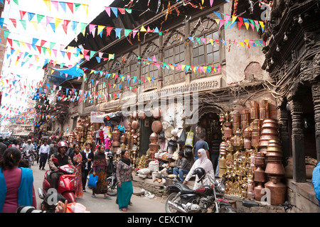 Il bazaar di strada lungo Hanuman Dhoka Road - Kathmandu, zona di Bagmati, Valle di Kathmandu, Nepal Foto Stock