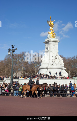 Una folla di persone intorno al Queen Victoria Memorial in attesa di visualizzare il cambio della guardia sfilata a Buckingham Palace. Foto Stock