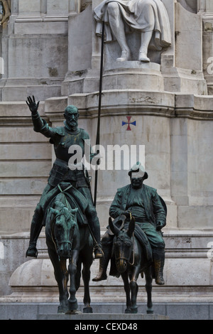 Il famoso monumento di Cervantes' figure di Don Quijote e Sancho Panza a Madrid (Spagna) quadrati Foto Stock