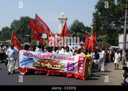 Proteste di massa conflitto rally comunista attraverso il cuore della città capitale del Kerala ( città di Trivandrum, India ) Foto Stock