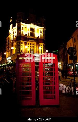 Due cabine telefoniche, Cambridge Circus, da Soho, Londra Foto Stock