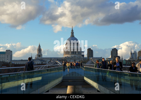 Una vista del Millennium Bridge e la Cattedrale di St Paul e con le persone che attraversano il ponte Foto Stock