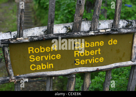 Robert storico cabina di servizio accoccolato nella foresta a Dawson City, Yukon, Canada Foto Stock