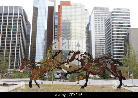 La scultura di cavalli nel centro di Calgary, Alberta, Canada Foto Stock