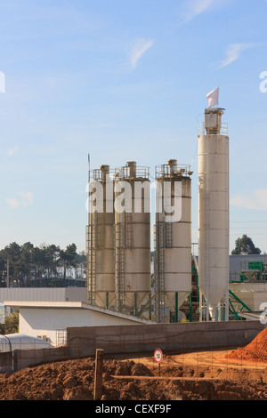 Silos di elaborazione di una fabbrica di cemento Foto Stock