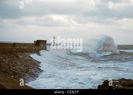 Tempesta le onde a Porthcawl Lungomare, Porthcawl. Wales, Regno Unito Foto Stock